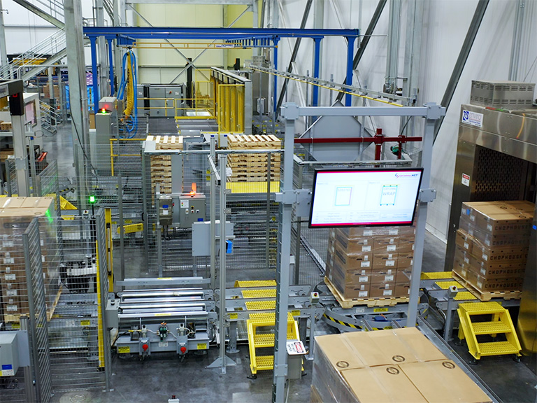 Automated cold storage warehouse showing pallet conveyor, case picking and warehouse execution software (WES)